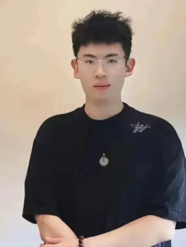 听泉鉴宝30天涨粉近千万？
都是假数据罢了，刷上去的，这是想造另一个三只羊？衔接