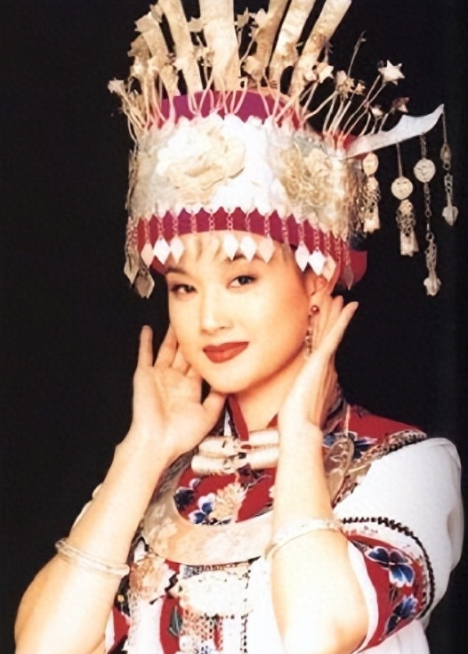 “民歌天后”宋祖英:为何能够连上24年春晚?且看赵本山的评价(苹果充电宝怎么验真假)-第4张图片-九妖电影 “民歌天后”宋祖英:为何能够连上24年春晚?且看赵本山的评价(苹果充电宝怎么验真假)-第4张图片-九妖电影