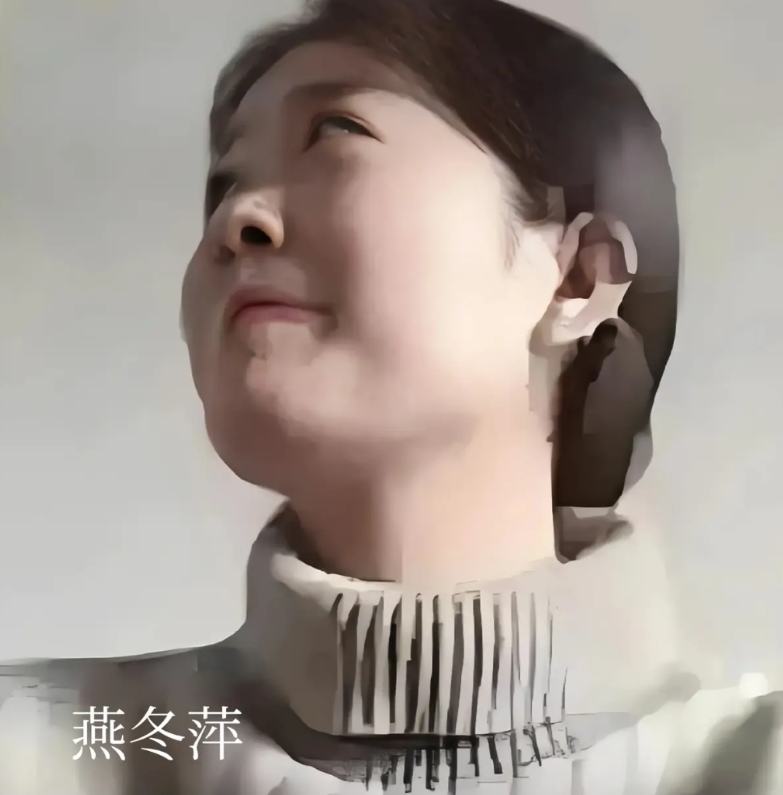 左边的叫燕东萍，三十几岁了，一笑成名。
右边的叫翟欣欣，39岁，在法庭上认罪了。
