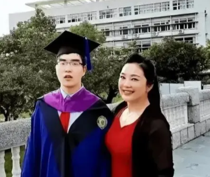 1988年，武汉，一位教师在学校课堂上突然晕厥，同事们迅速行动，将她紧急送往医院