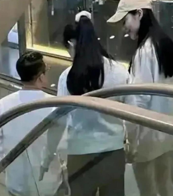 以前大S保护孩子，不露脸，这刚去世，孩子的照片全放出来了。

郭晶晶的孩子金贵不