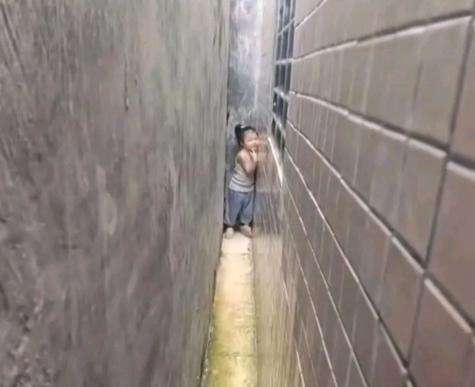 请问怎么把她抓出来？