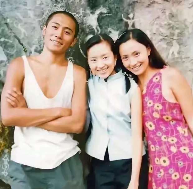 三位演员，能认出的绝对是眼光独到的！左边的男生和现在变化不大，基本认得出来他是刘