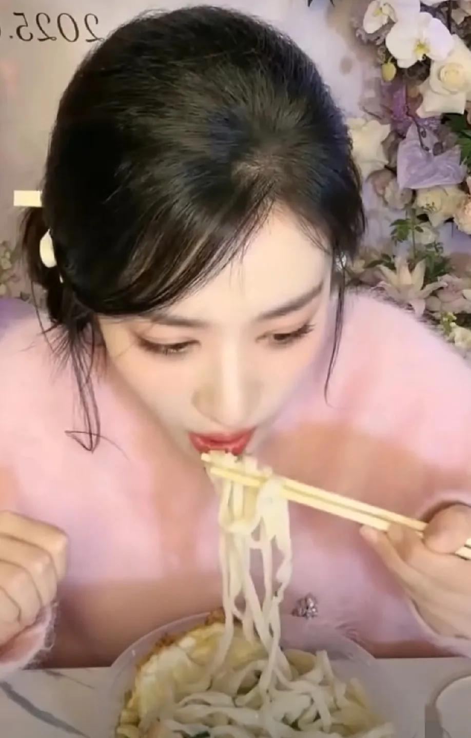王楚然引发热议！
1月21日，王楚然突然引发了热议，起因是她今天直播和粉丝一起庆