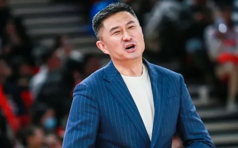 广东主场33分大败给上海，一场比赛揪出第一大“罪人”

个人觉得非杜峰不可，作为