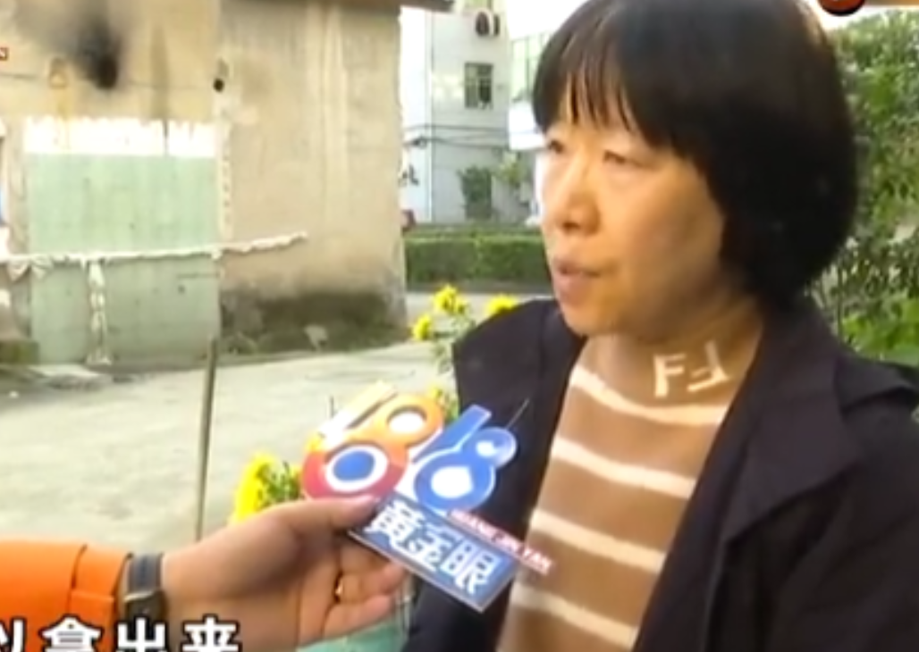 金华浦江，女子13年前给儿子女儿各买了一份保险，10年总共交了23万多。营销员当