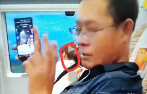 高铁上，一戴眼镜男子手机大声外放不听劝，不断挑动眉毛挑衅冲对方做怪相！网友愤怒吐