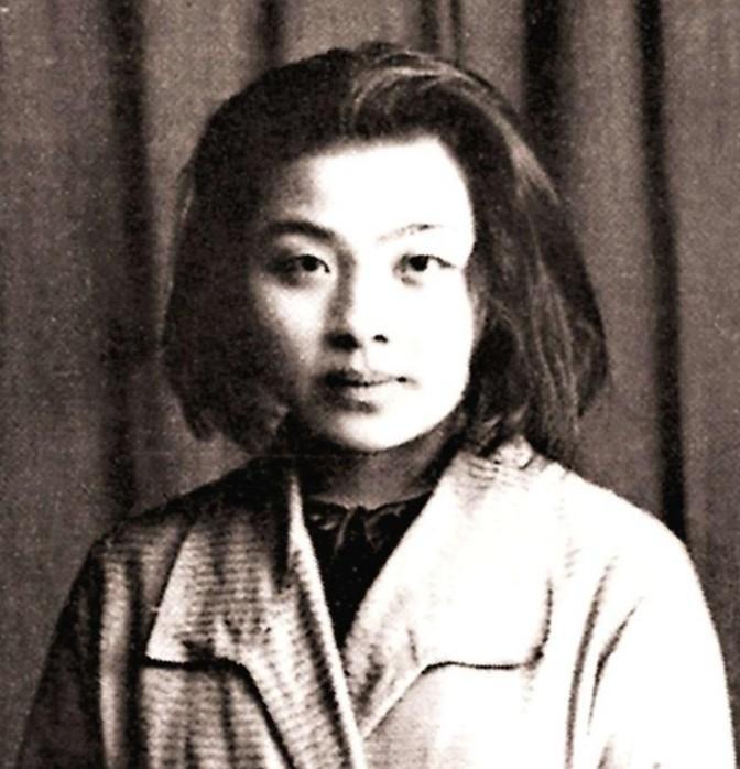 1986年，丁玲在家中去世，三年后，她的丈夫迎娶小12岁张钰，成婚前他提出了两个