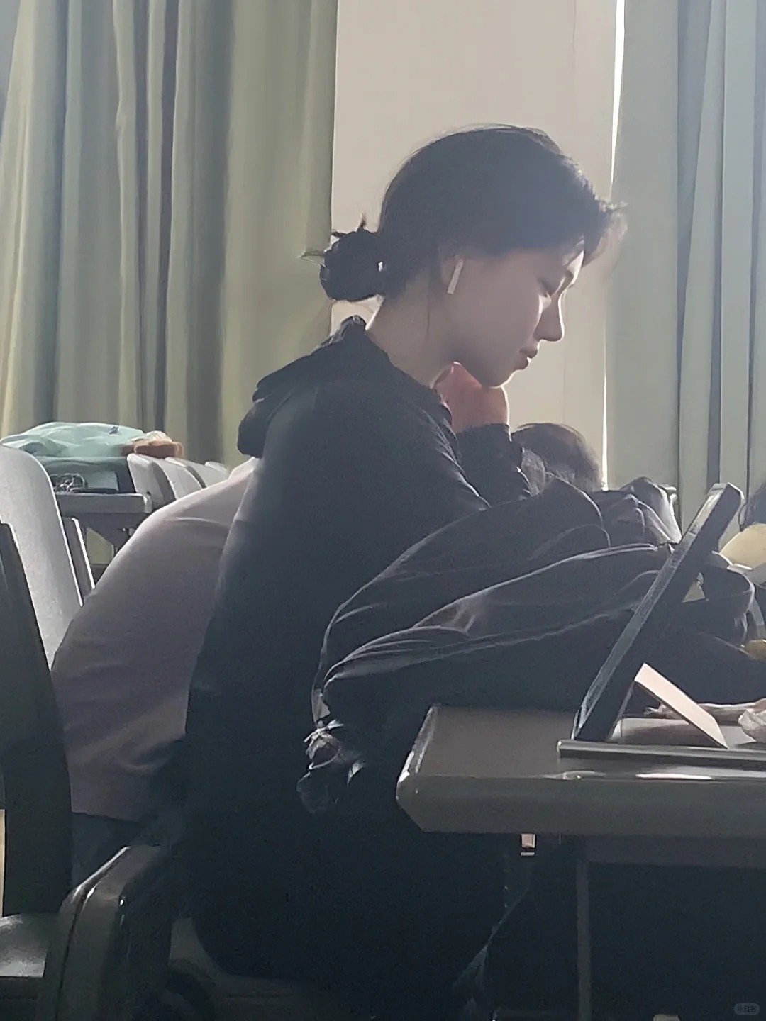 课间📖
舍友：难得看你今天不睡觉