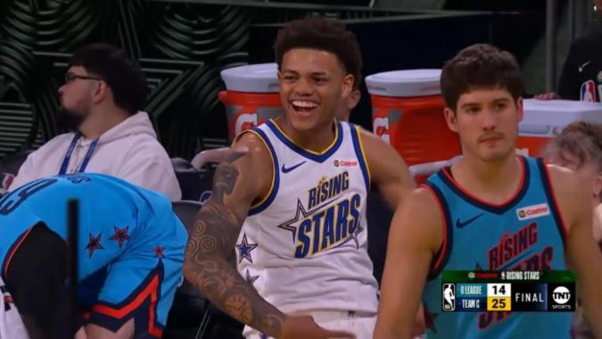 在今天进行的NBA全明星新秀赛的决赛中，发生了特别耐人寻味的一幕。当时爵士新星乔