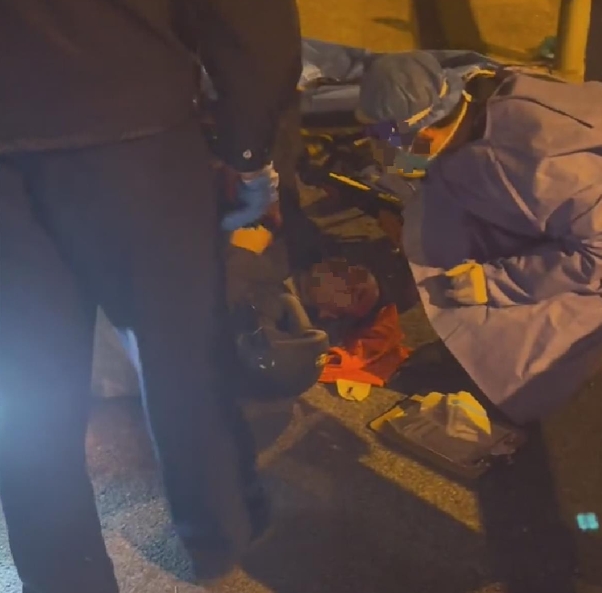 “扶不扶都是事！”上海，一网约车司机看到大爷骑电瓶车摔倒后无人敢扶，头部流血，躺