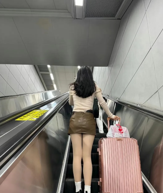 如果地铁上有女孩非说你偷拍她了，并要求查看你手机相册，你应该怎么办?

千万不要