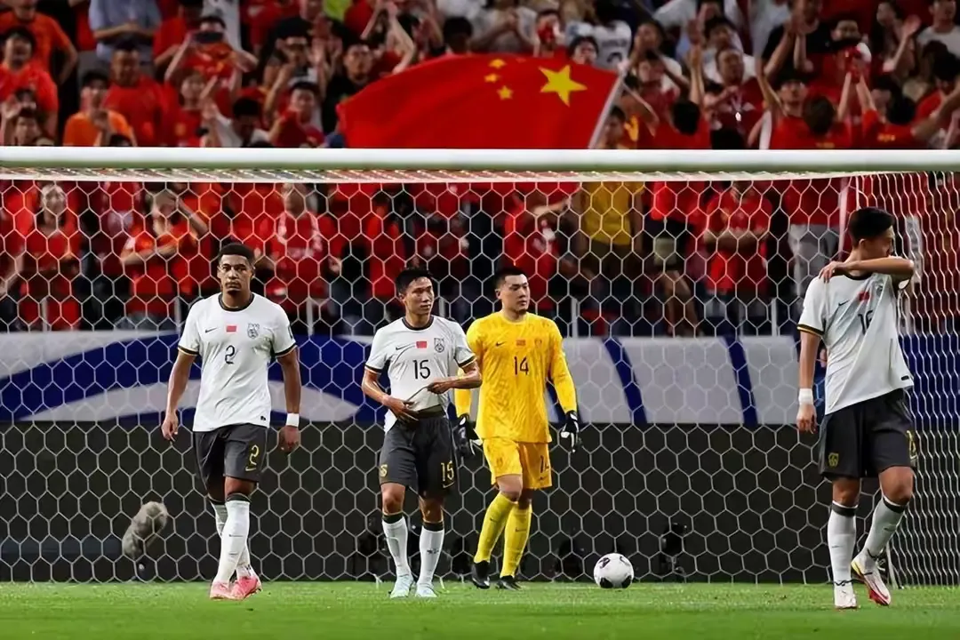 国足没了上港元素踢的才像一支球队，没了之前的分烈感
按照踢日本前四十分钟的表现，