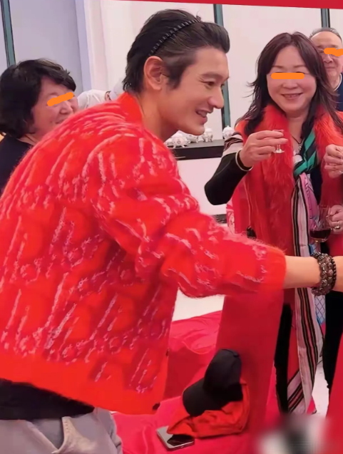 黄晓明应该没戴假发，如果是假发不可能再戴发箍！