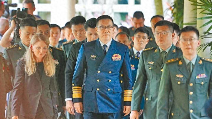 董军防长发出统一最强音，解放军1600公里禁区，美军来了就得挨打