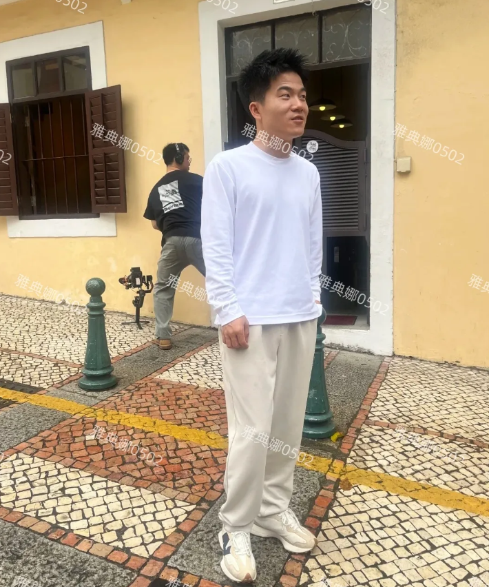 澳门遇到董宇辉老师，本人个子不高小小一只很年轻，虽然已经是名人了还是有些腼腆和拘