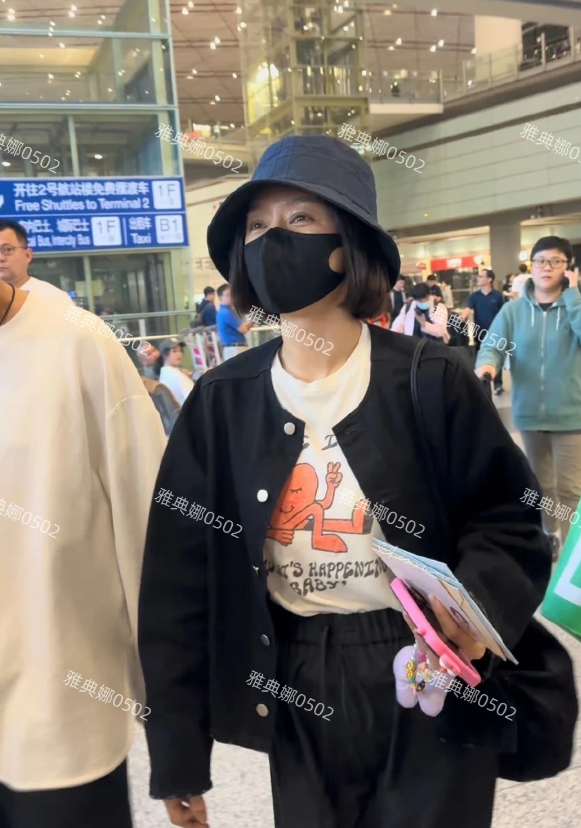 秦岚机场生图，本人并不年轻，眼角的皱纹和眼神里的疲态一看就是40多岁的年纪。
明
