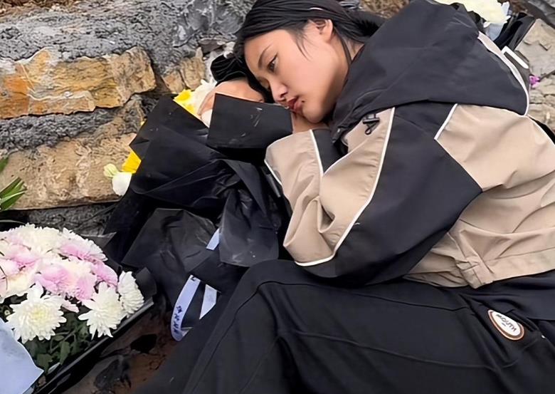 云南阿奎妻子首播遭封禁，阿奎这才32岁的年纪就离开了人世，留下的老婆孩子得怎么去