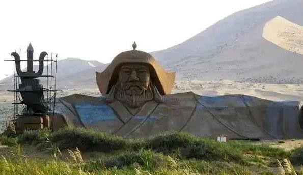 成吉思汗的陵墓至今在历史迷雾中若隐若现，这个伟大征服者的长眠之地为何如此神秘，始