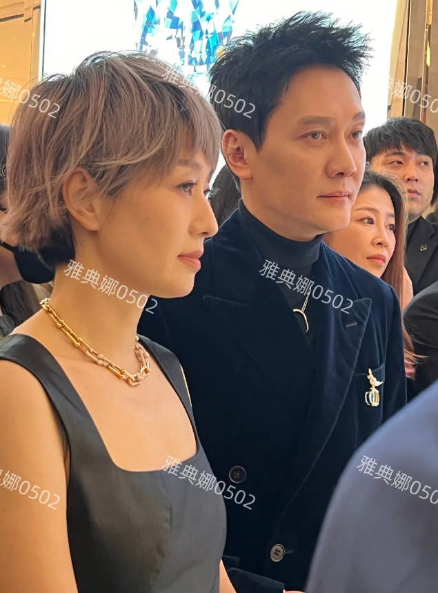马伊琍、冯绍峰今日出席活动生图！
两位45+的明星状态都很好，颜值身材都在线，冯