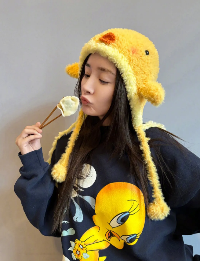 杨幂冬至扮小黄鸡吃饺子，顶着一张老脸嘟嘴卖萌，真的好油腻，38岁了别再扮嫩装少女