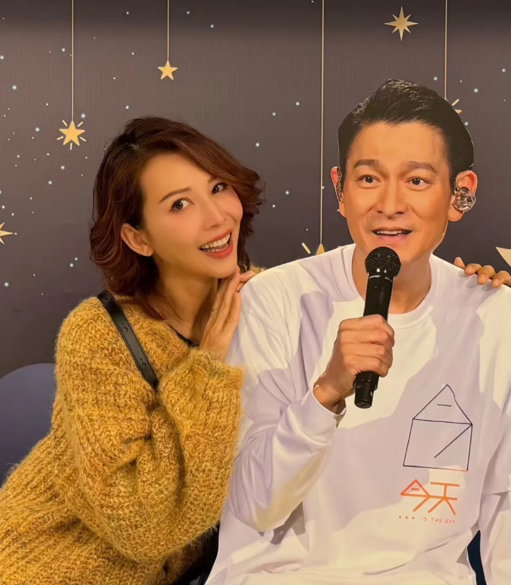 蔡少芬自称刘太深情表白偶像刘德华，称要爱他一万年!
蔡少芬与老公张晋昨晚一起观看