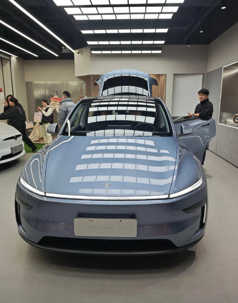 今天，去店里看了！说说新款感受就是焕新版 Model Y 除了外观和焕新版 Mo