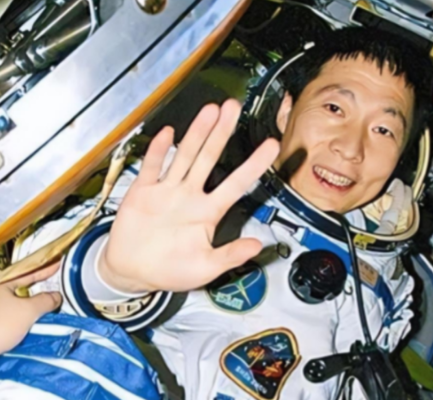 杨利伟为什么后来再也没有登天？其实，他能够活着回到地球就已经是万幸，在他攀登太空