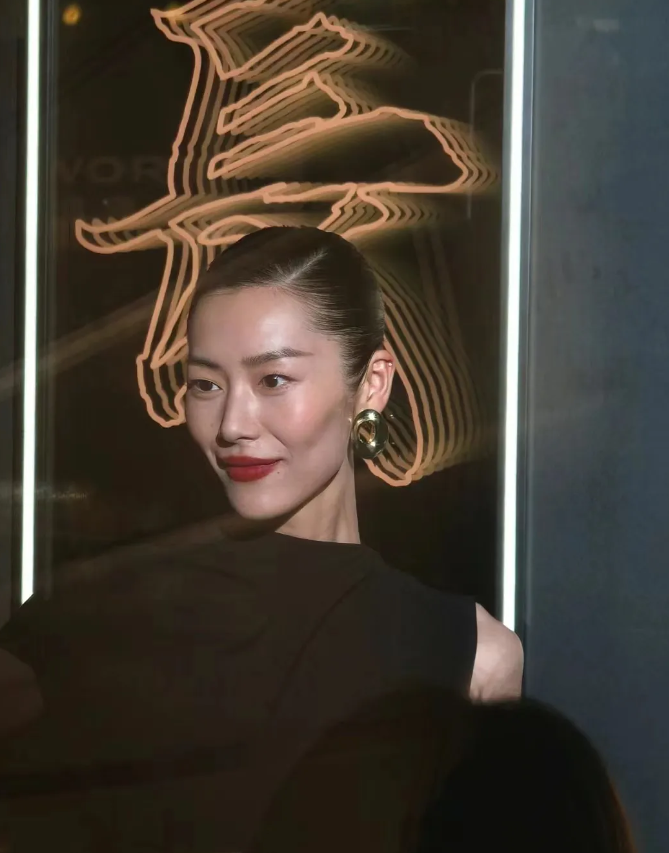 刘雯本人好高好美，五官立体有辨识度气质特别高级，笑容十分有感染力，就是太瘦了，薄