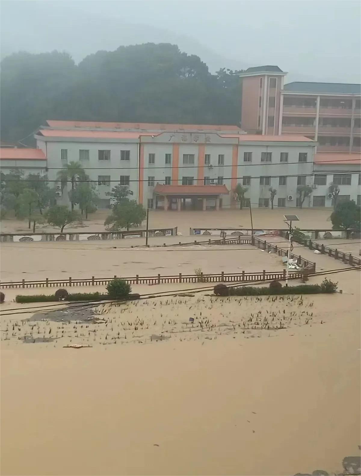 作为普通公众，我们需要加强气象科普知识的学习，了解各类气象预警的含义和应对措施，