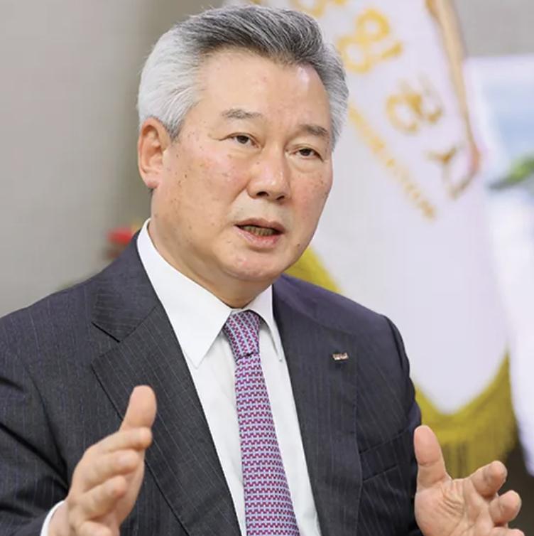 前韩国机场公社社长孙昌浣被发现死亡。
孙昌浣生前，曾任职韩国民航安全系统“一把手