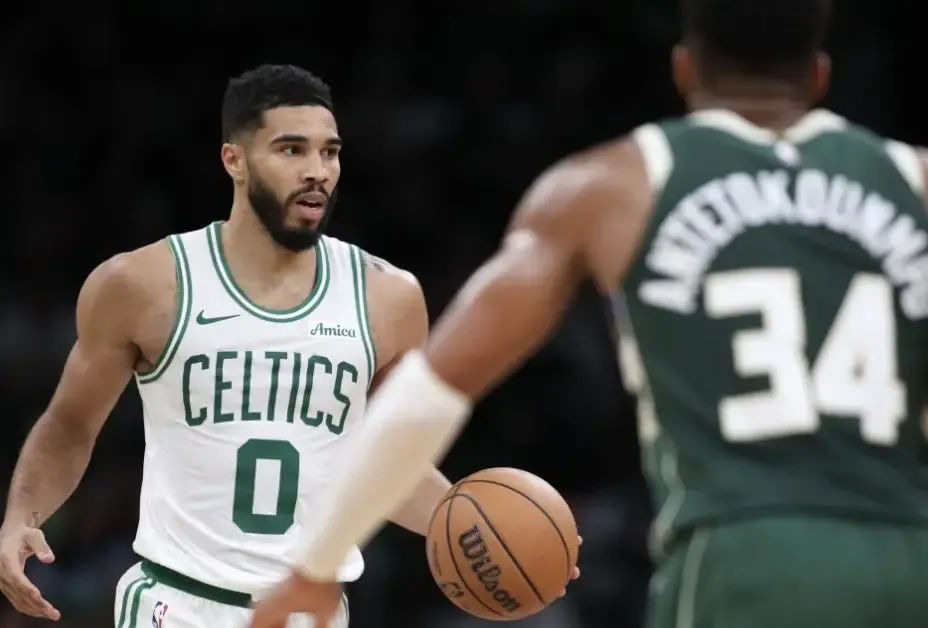 NBA字母哥垫脚塔图姆，后者霸气回应