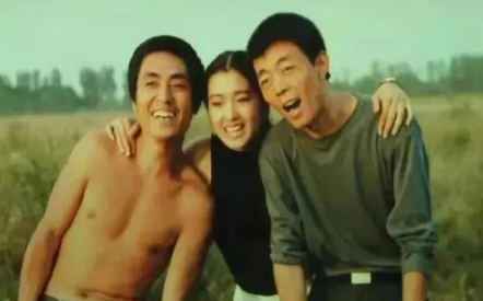 18岁的陈婷，第一次带张艺谋回家时，一进门把爸妈吓了一跳，指着张艺谋说：“这不是