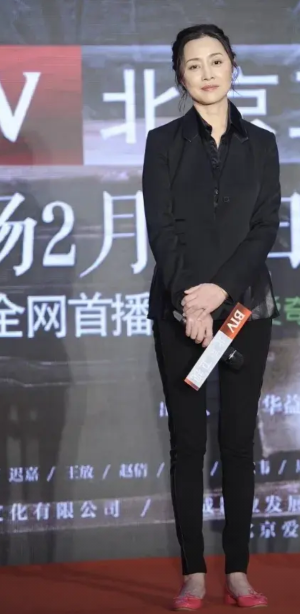 你能相信她有57岁了吗？这身材和颜值看起来就像40岁的人，真的太会保养了。

她