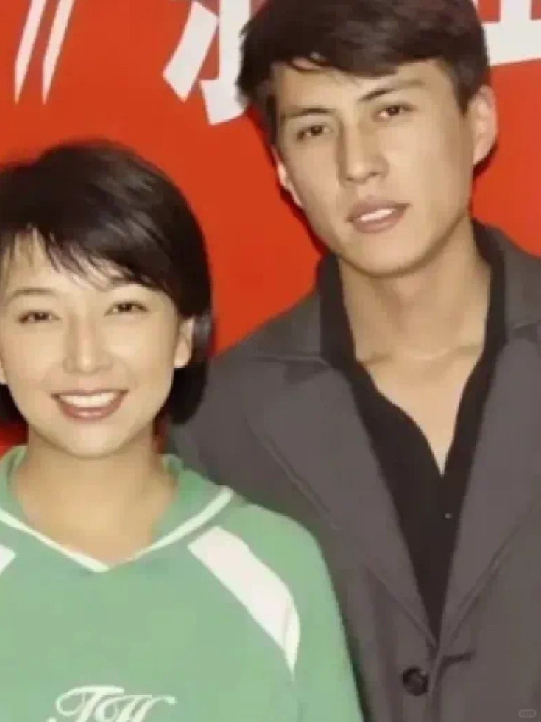 当年，拍完《悲情母子》，30岁的靳东疯狂迷恋上了大他整整9岁的江珊，两人很快坠入