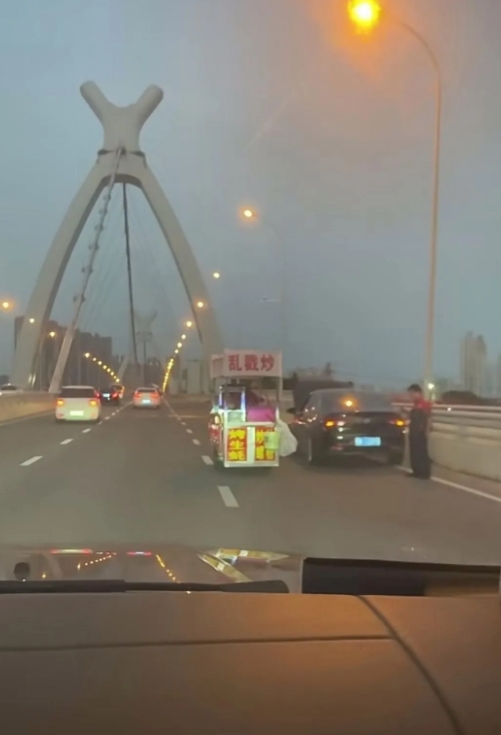 广西的某座大桥上看到的，我就想知道这小吃车上写的这三个字啥意思？