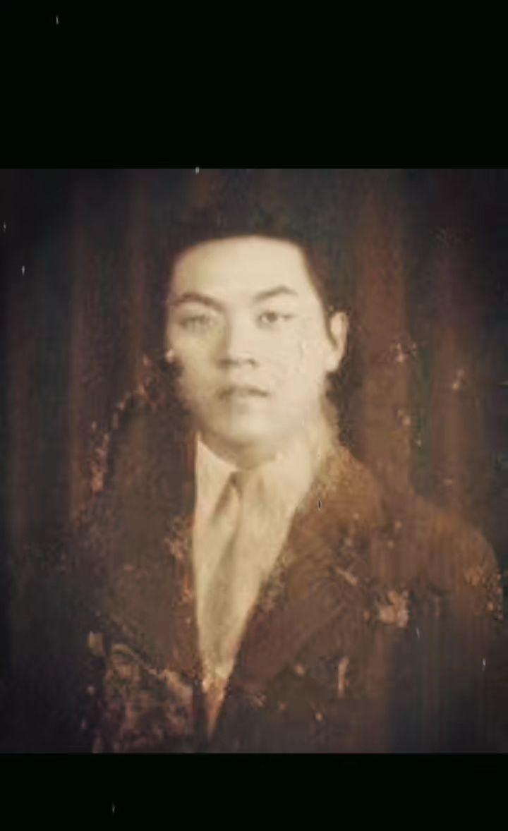 千秋碧血继炎黄！
戚森，上海同济大学高材生，毕业后就职上海银行，妻子是上海著名银