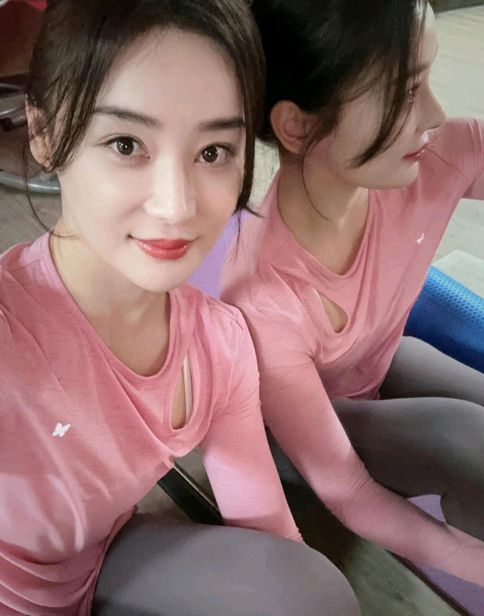 袁姗姗光脚练习瑜伽，身材苗条。