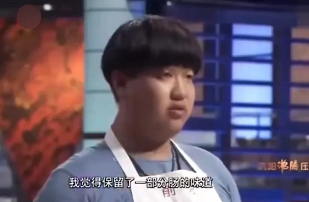 现代第一阳谋，一个平民参与的做菜节目，小胖做九转大肠故意不洗干净。

因为评委特