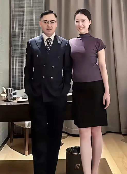 白百合身边这个男的是谁？