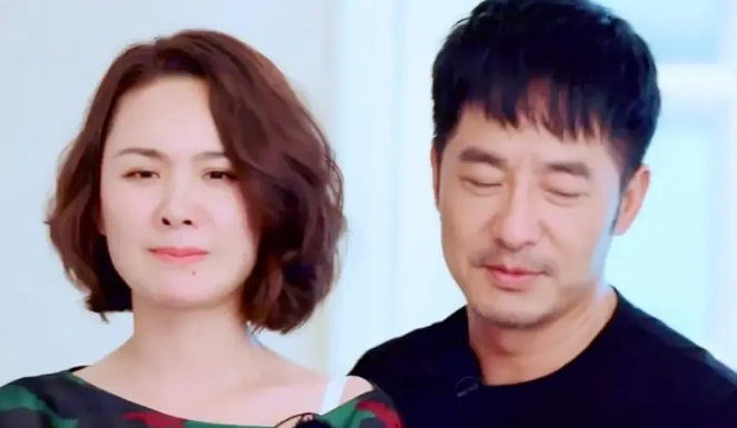 程莉莎不满:“你别看手机了，你好不容易回来，你看看我！”郭晓东尬住:“你怎么了？