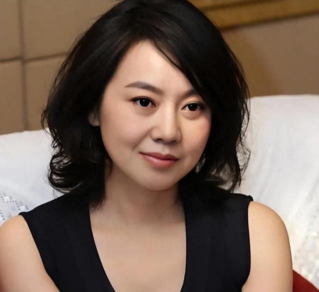 【闫妮从“佟掌柜”到“黄玲”，戏里戏外的精彩转身】
不得不说，闫妮这路演艺走来，