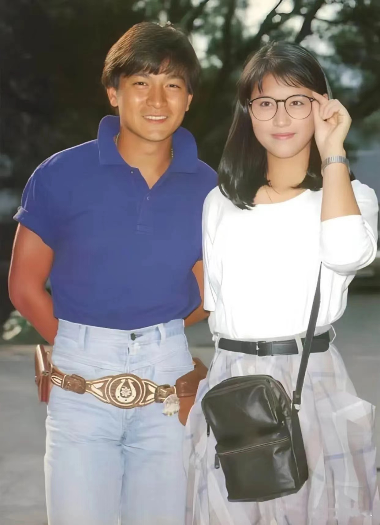 看年轻时的刘德华，一副憨厚的样子。旁边这个女的，我不说大家也能一眼就认出来她是谁
