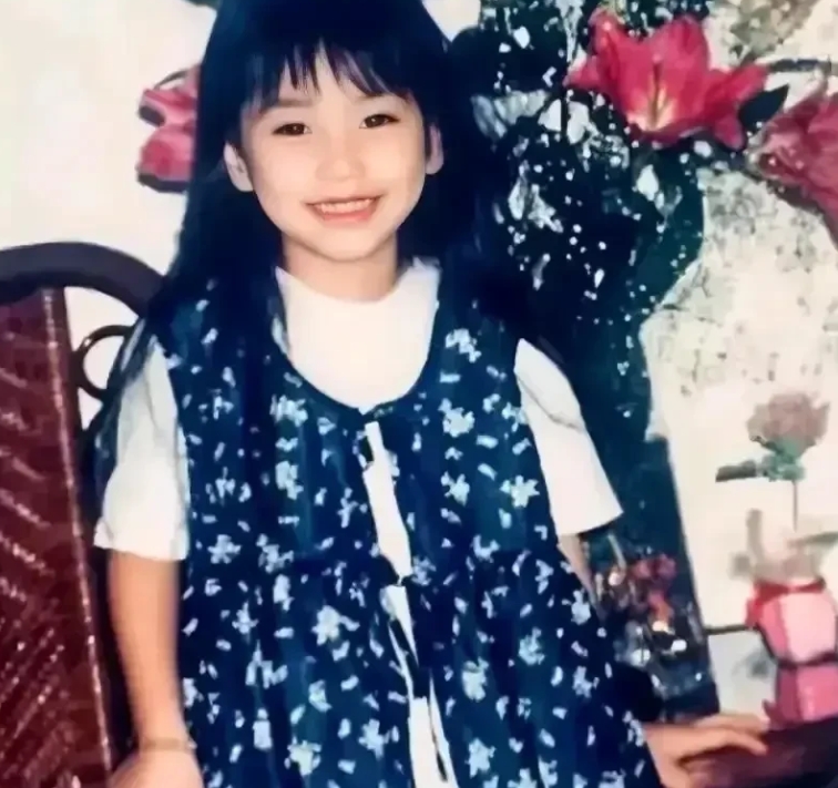 马筱梅小时候比大S小时候好看多了，而且明显家庭经济条件更优越，因此家庭教育也要出