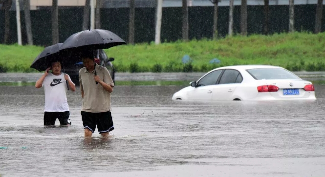 郑州的排涝系统又趴窝了！是怪今年的暴雨格外多吗？湖南洞庭湖还在抢险合拢决口，河南