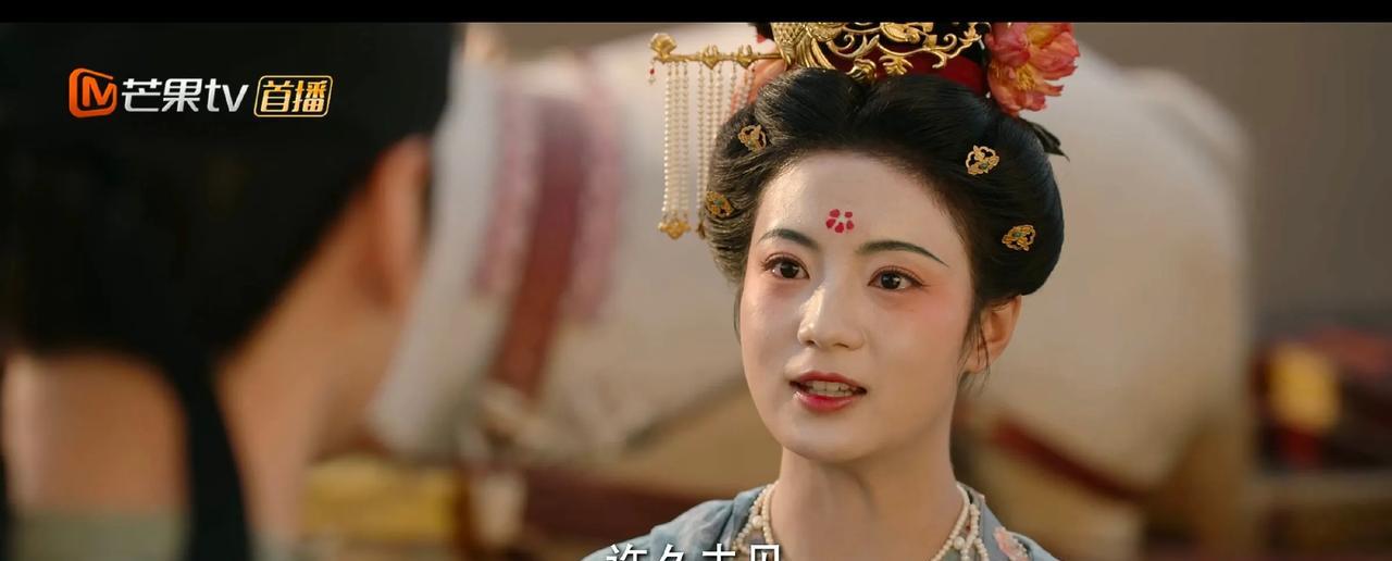 《国色芳华》为了凸显女主也是煞费苦心。
从女配到丫鬟都是看不清容貌的“面粉装”，
