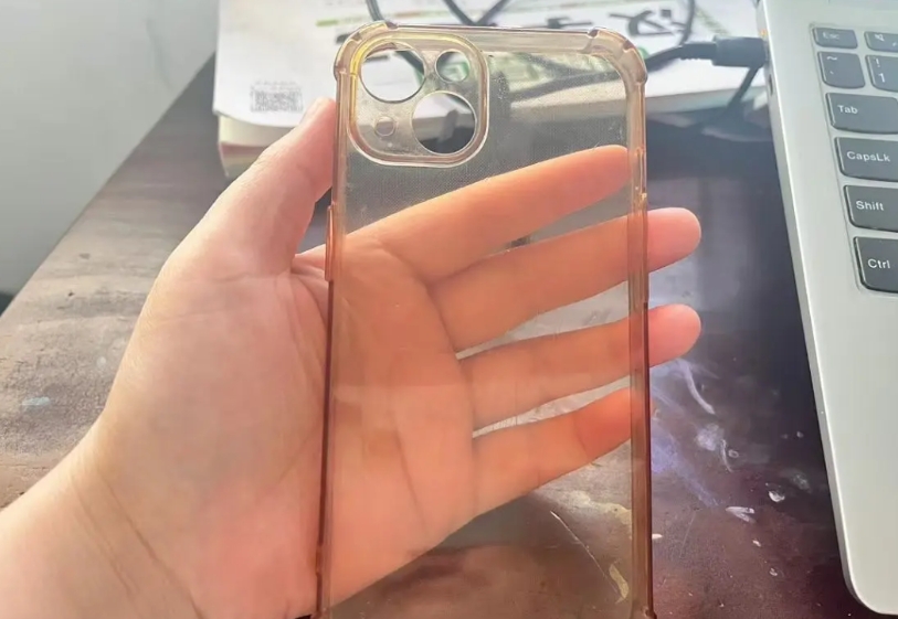 手机套的意义在哪里？

用了3年的苹果手机，

今天把手机套拿下来。

苹果手机