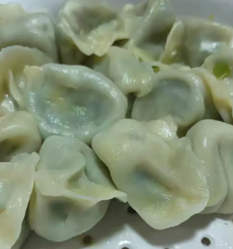 我老公吃饺子特别有意思，我每次给老公舀一盘饺子，老公总是吃一半放下筷子说他不吃了