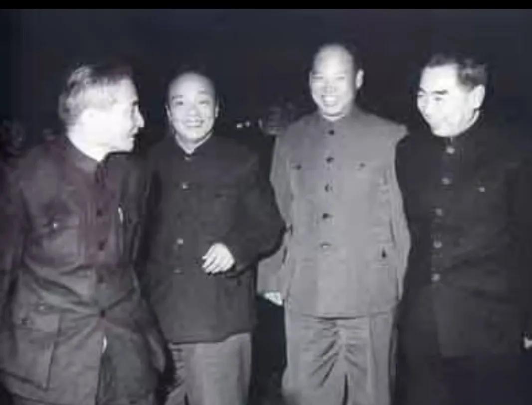 周总理和三位老革命家的一张合影
这是从网络上看到的四位老革命家在一起的合影照片，