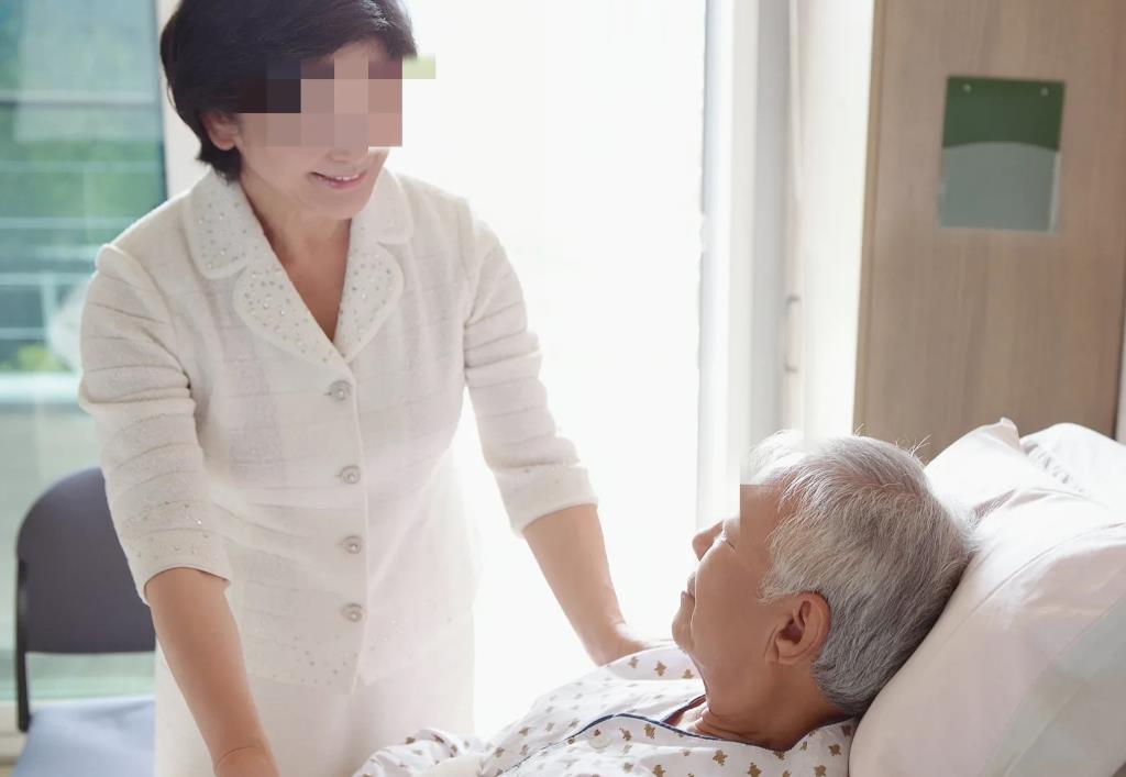 乌鲁木齐，男子离婚后，与前妻生的2个孩子跟他没有了任何的来往。十多年后，男子去世